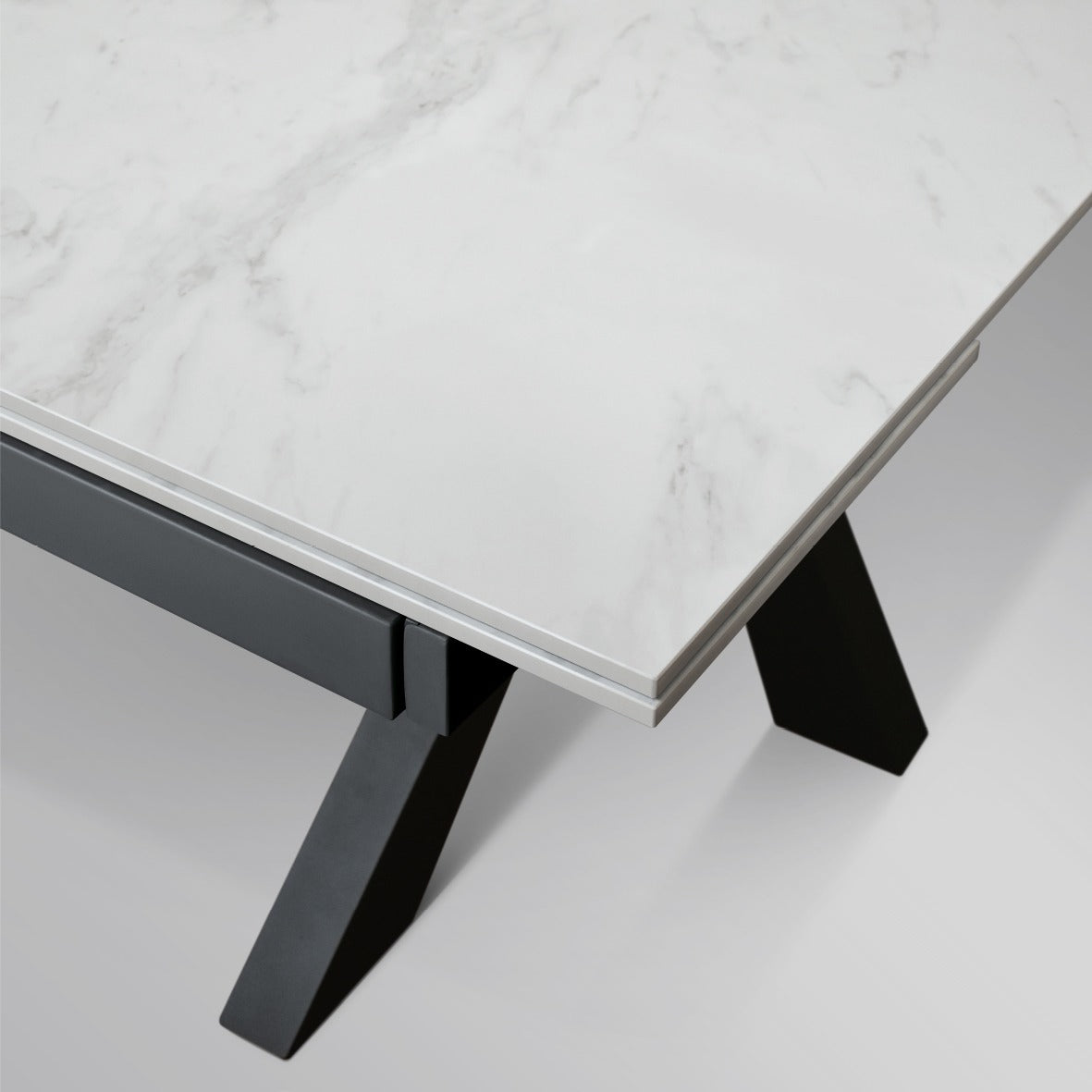 tavolo beverly hills in vetroceramica effetto marmo statuario e metallo verniciato antracite, allungabile 160×90 cm – 240×90...