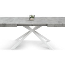 Tavolo CAMAIORE in legno, finitura grigio cemento e base a X in metallo bianco, allungabile 160×90 cm – 240×90 cm