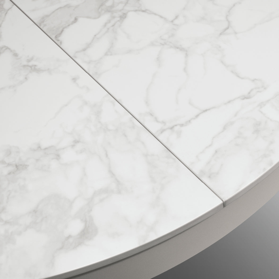 tavolo filicudi rotondo ø120 allungabile, in ceramica effetto marmo e base bianca metallo, superficie resistente e facile da...