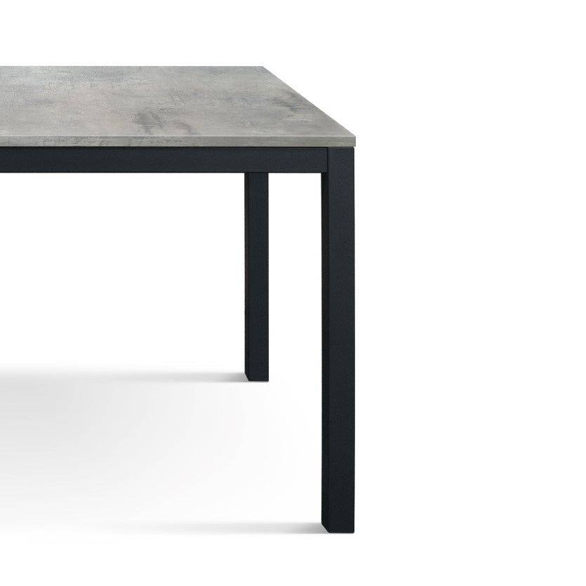 tavolo ravenna in legno finitura grigio cemento e struttura in metallo grigio antracite 110×68 cm, dettaglio della struttura...