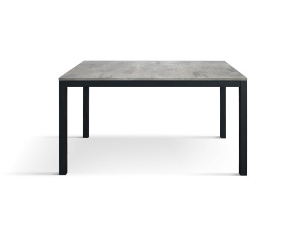 Tavolo RAVENNA in legno finitura grigio cemento e struttura in metallo grigio antracite 110×68 cm