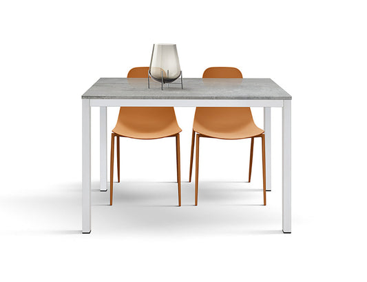 tavolo ravenna in legno finitura grigio cemento e struttura in metallo bianco 110×68 cm, dettaglio della struttura in legno...