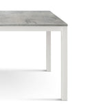 tavolo ravenna in legno finitura grigio cemento e struttura in metallo bianco 110×68 cm, vista ambientata con sedie abbinate