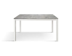 Tavolo RAVENNA in legno finitura grigio cemento e struttura in metallo bianco 110×68 cm