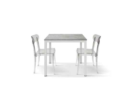 tavolo ravenna in legno finitura grigio cemento e struttura in metallo bianco 80×80 cm, dettaglio della struttura in legno o...