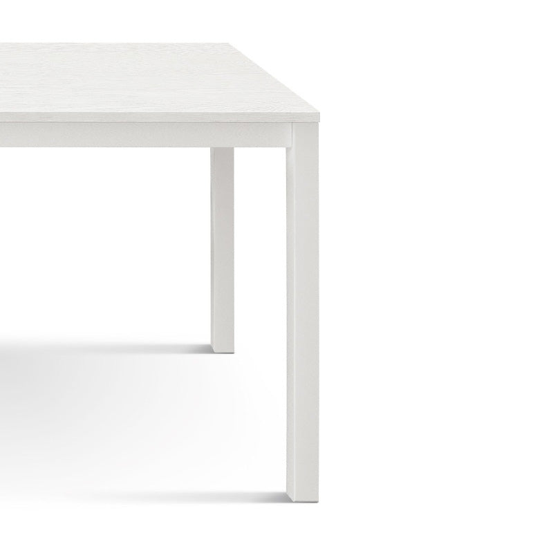 tavolo ravenna in legno finitura bianco anticato e struttura in metallo bianco 80×80 cm, vista ambientata con sedie abbinate