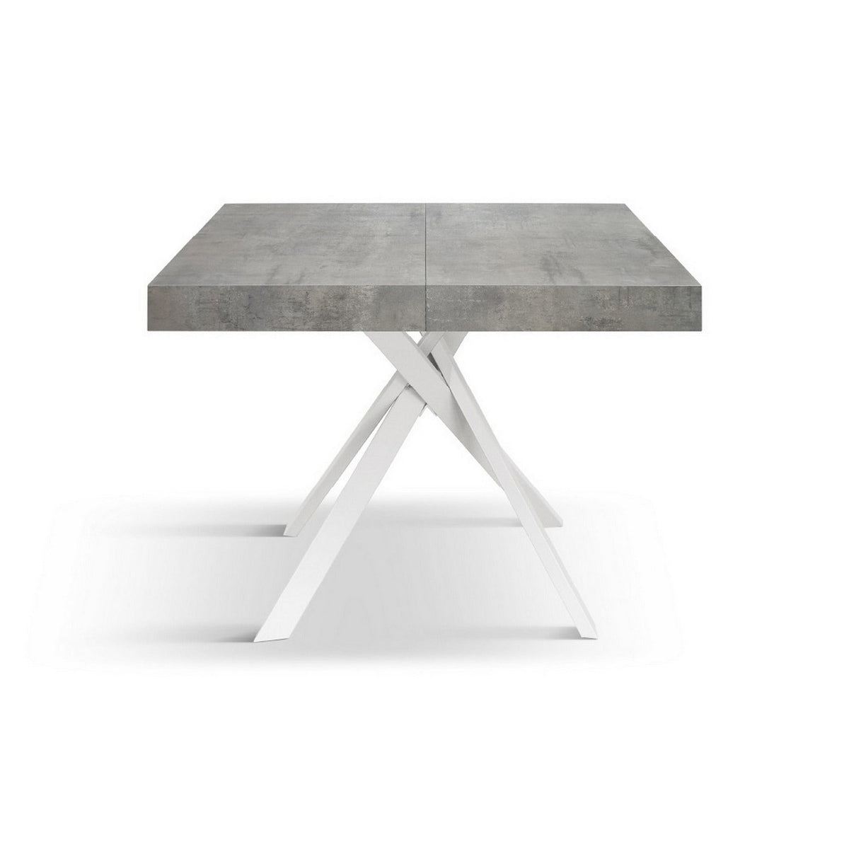 tavolo forte dei marmi in legno, finitura grigio cemento e gambe incrociate in metallo bianco, allungabile 95×90 cm – 145 x...