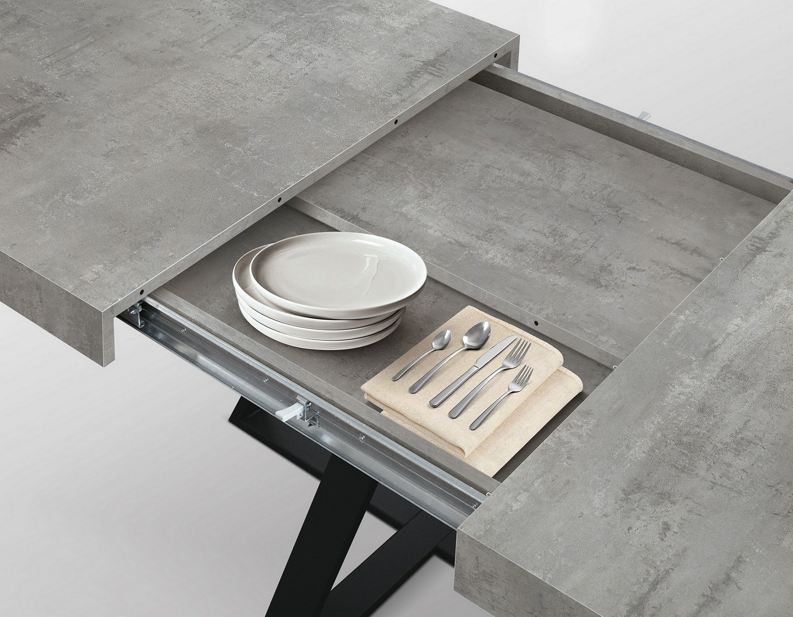 tavolo forte dei marmi in legno, finitura grigio cemento e base incrociata in metallo antracite, allungabile 95×90 cm – 145...