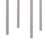 tavolo alto basilea in metallo tortora 70×70 cm, impilabile, ambientazione in giardino con sedie coordinate