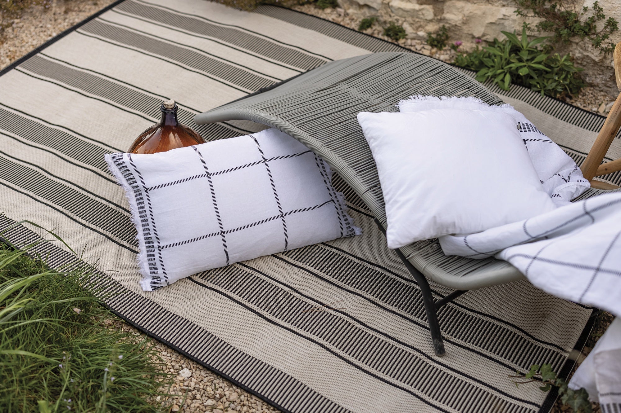 tappeto outdoor paomia 2 perla, colore perla, taglia 60 x 110. dettaglio del prodotto da bagno