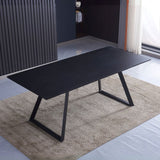 tavolo allungabile shelton con piano impiallacciato legno massiccio tinto nero e gambe in metallo nero, dettaglio della superficie allungata e gambe robuste