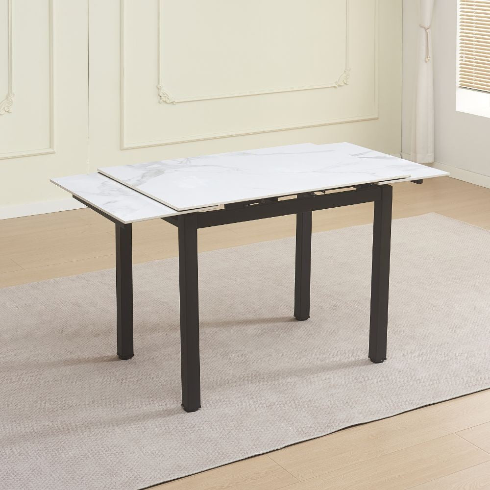 tavolo allungabile kyoto con piano in ceramica effetto marmo bianco lucido e struttura in metallo nero, vista ambientata in spazi open space moderni