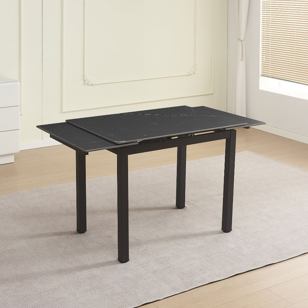 tavolo allungabile kyoto con piano in ceramica effetto marmo nero ardesia opaco e struttura in metallo nero, vista ambientata in spazi open space moderni