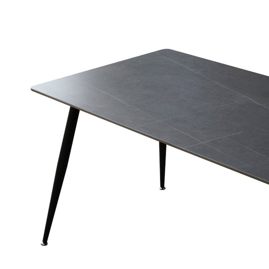 tavolo mila 140x80 con top in ceramica effetto marmo grigio opaco e gambe in metallo nero, dettaglio della superficie allungata e gambe robuste
