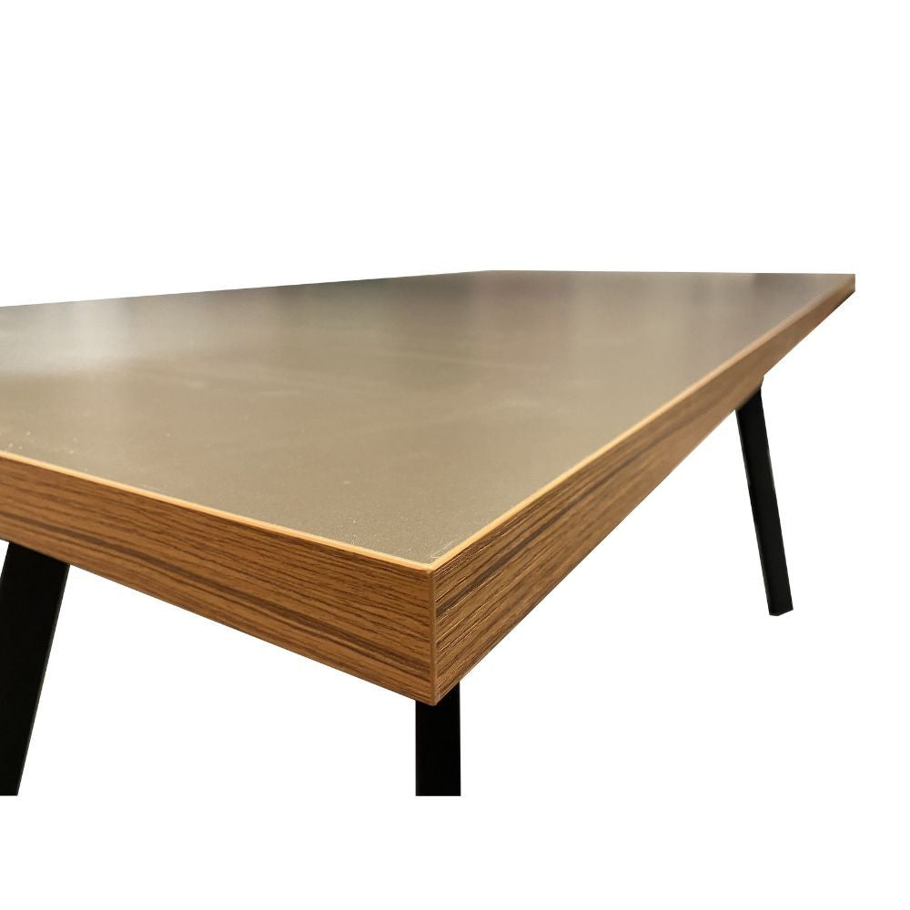 tavolo fisso marburg 160x80 con piano cacao e bordo legno e struttura in acciaio antracite, dettaglio della superficie allungata e gambe robuste