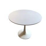 tavolo derek colore bianco opaco 90x73 h, forma accogliente che favorisce la socialità