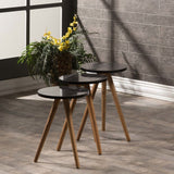 tris tavolini da caffè nisa 38 nero con gambe in legno, dettaglio della superficie e gambe di design