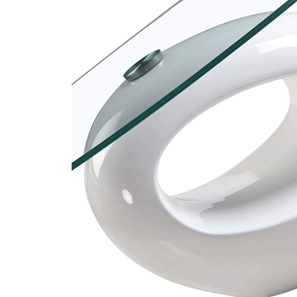 tavolino miranda con piano in vetro e struttura bianco lucido, dettaglio della superficie e gambe di design