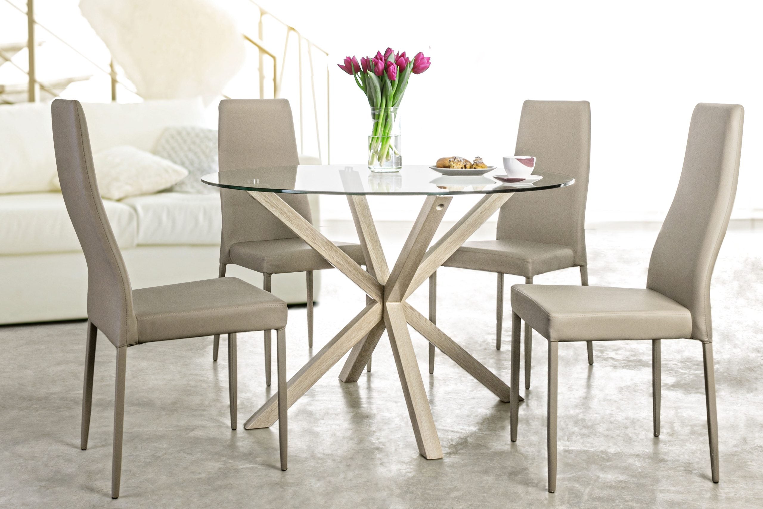 tavolo may in vetro rotondo con gamba naturale diametro 114 cm, ideale per ospitare pranzi o riunioni