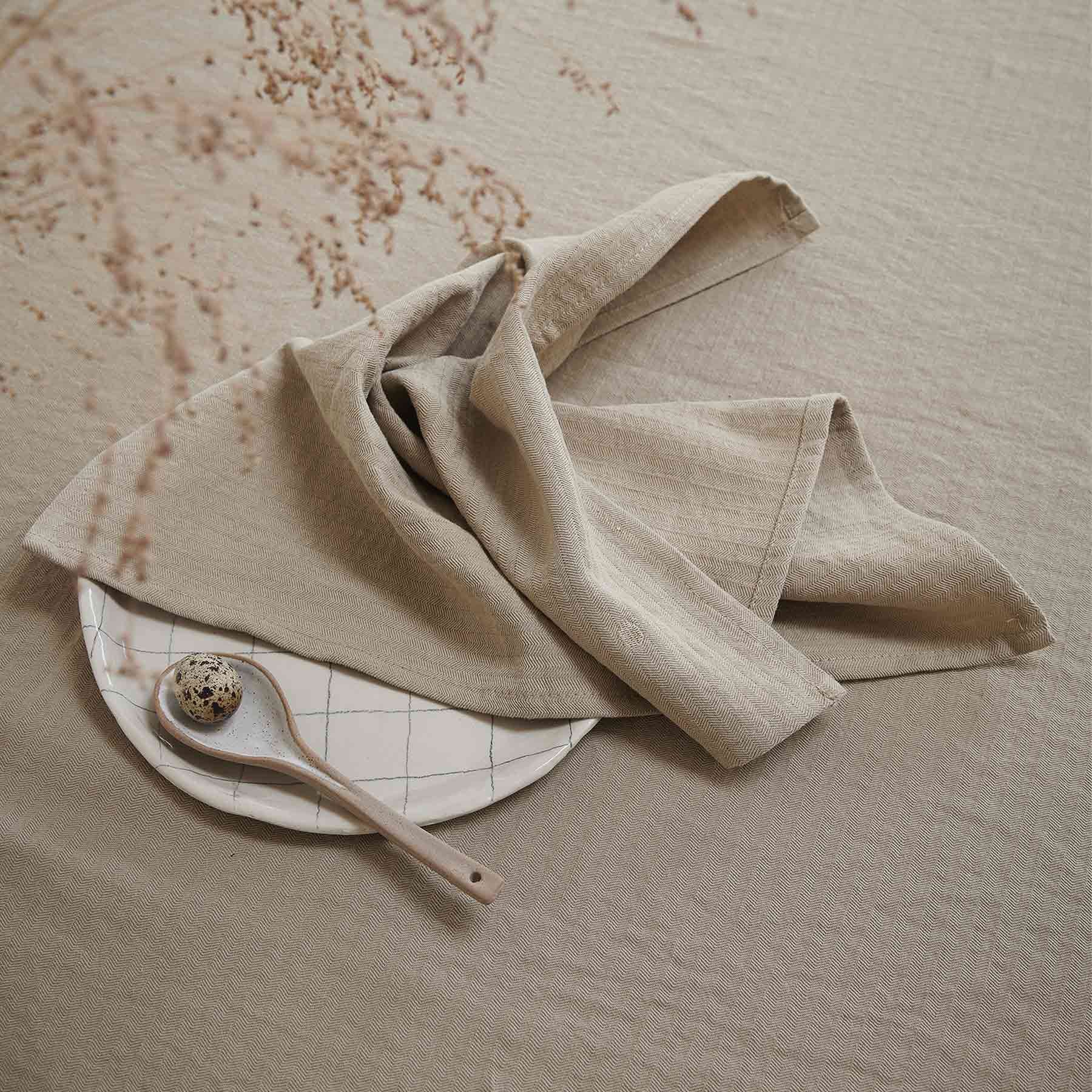 tovaglia marcel zenzero, colore zenzero, taglia 160 x 250. elegante complemento per pranzi e cene speciali