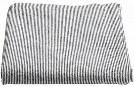 tovaglia finette caviar, colore finette caviar, taglia 160 x 250. tovaglia distesa su tavolo, sfondo neutro, dettaglio tessuto e cuciture 2000