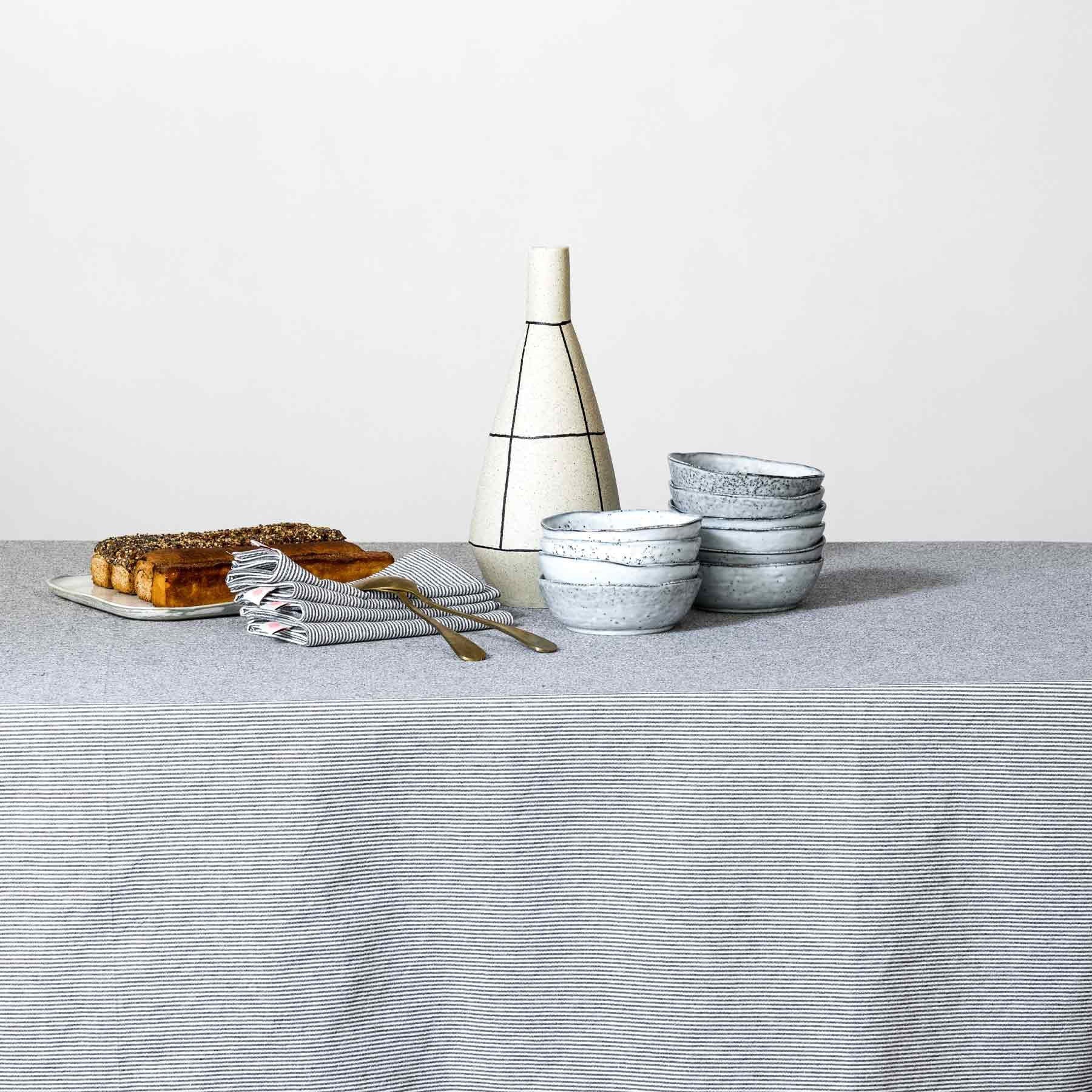 tovaglia finette caviar, colore finette caviar, taglia 160 x 250. realizzata in 100% cotone bio, perfetta per un’arredamento tavola raffinato e duraturo