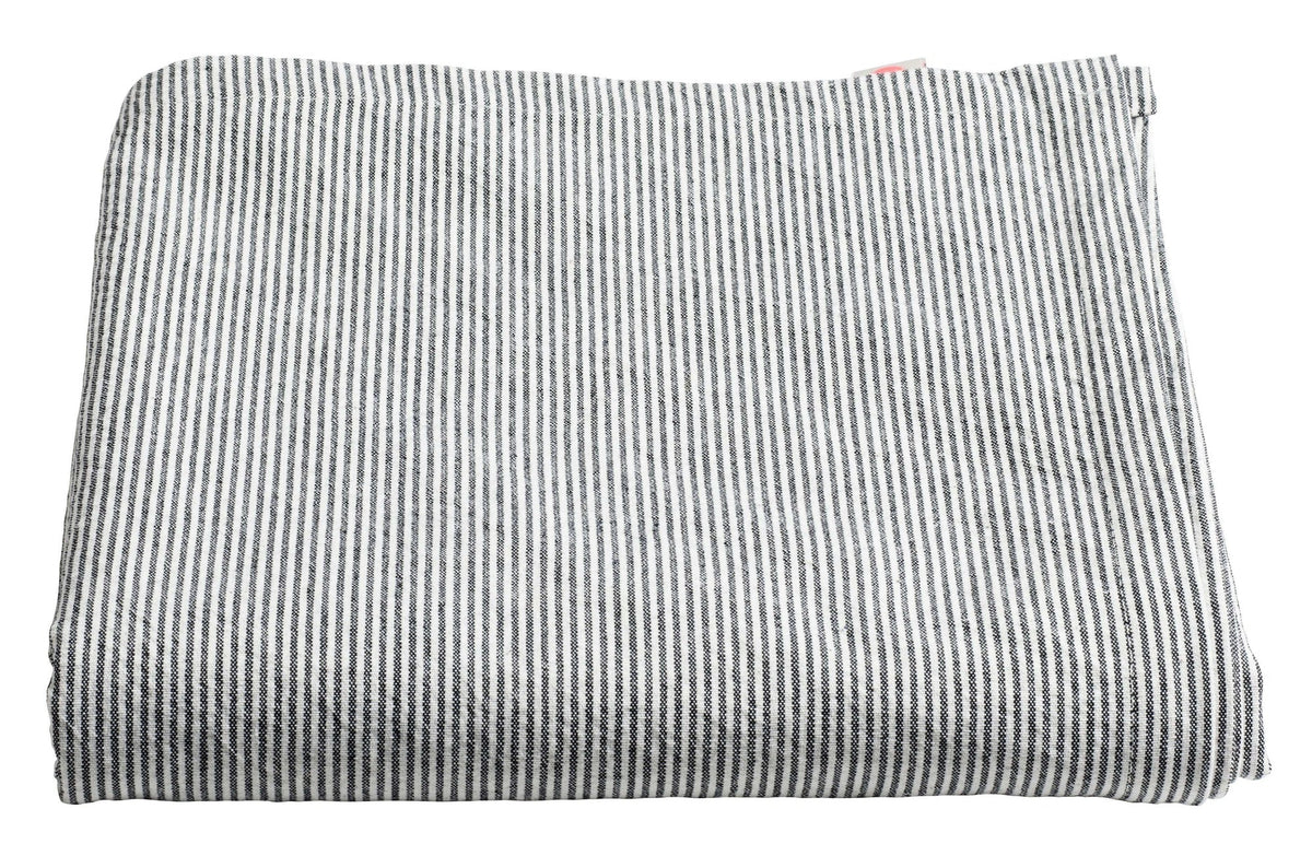 tovaglia finette caviar, colore finette caviar, taglia 160 x 350. tovaglia distesa su tavolo, sfondo neutro, dettaglio tessuto e cuciture