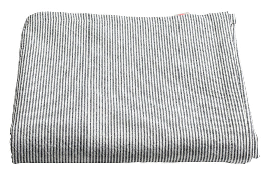 tovaglia finette caviar, colore finette caviar, taglia 160 x 350. tovaglia distesa su tavolo, sfondo neutro, dettaglio tessuto e cuciture