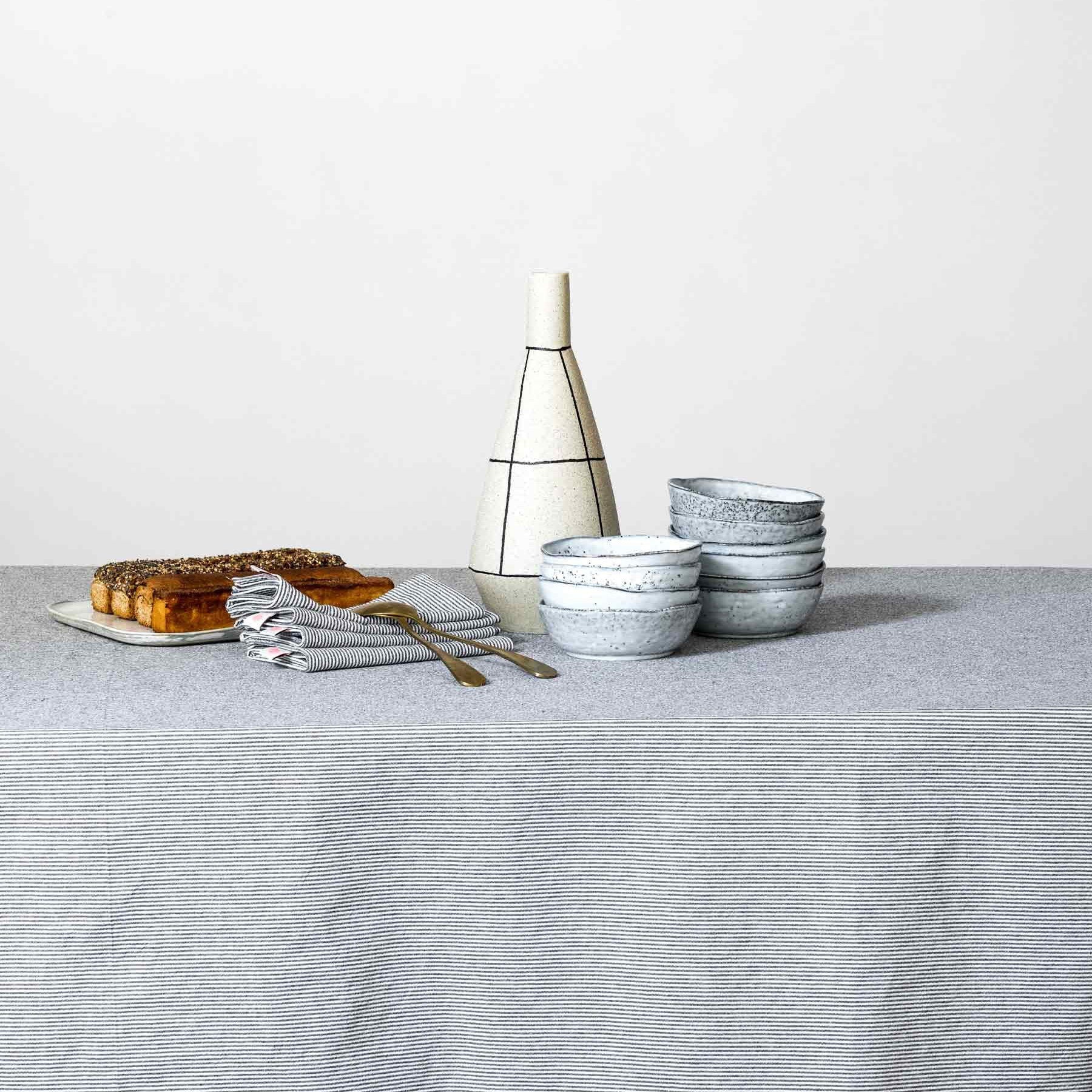 tovaglia finette caviar, colore finette caviar, taglia 160 x 350. realizzata in 100% cotone bio, perfetta per un’arredamento tavola raffinato e duraturo