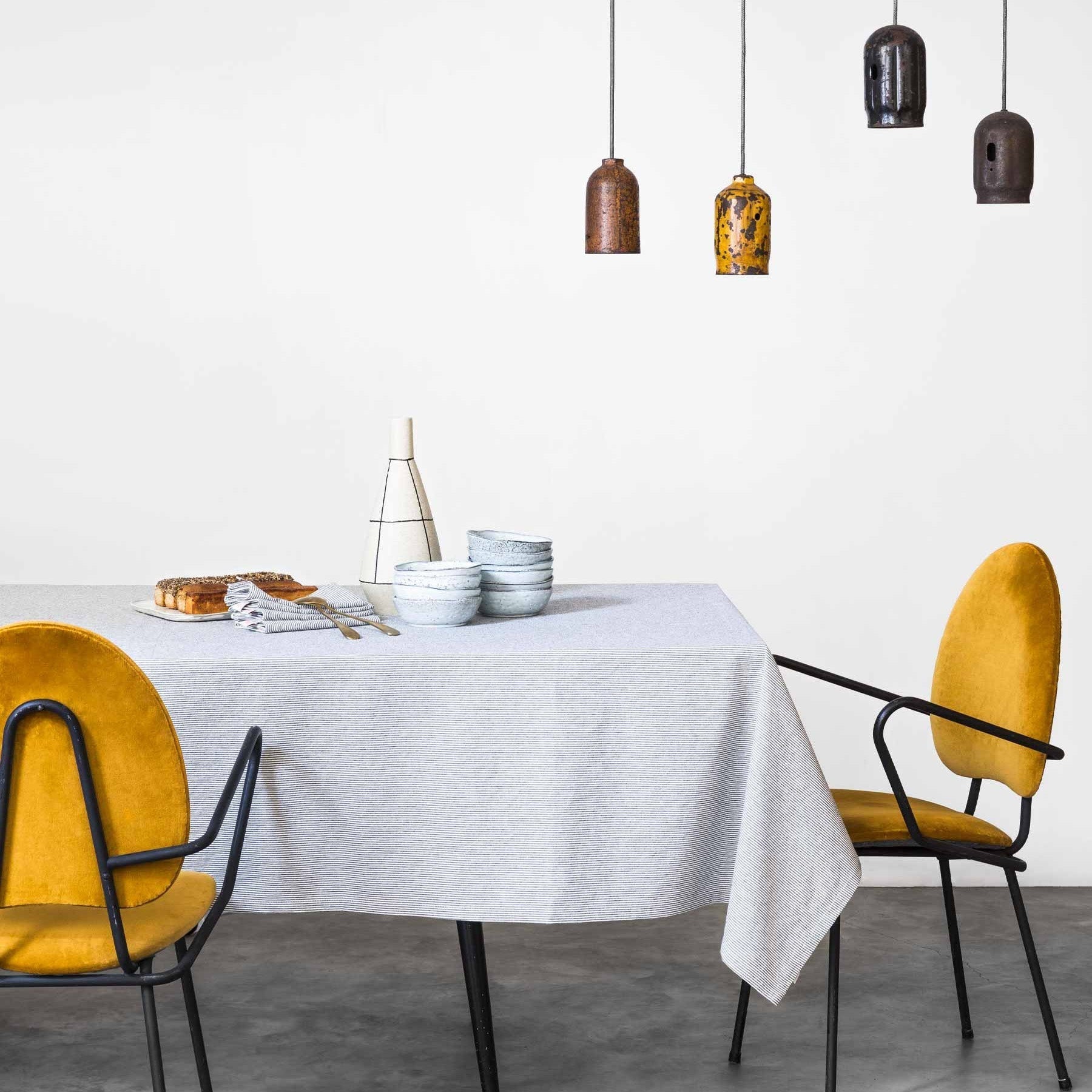 tovaglia finette caviar, colore finette caviar, taglia 160 x 350. elegante complemento per pranzi e cene speciali