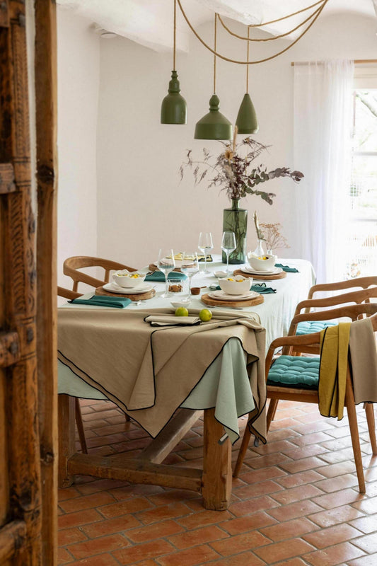 tovaglia riciclata grace celadon, colore celadon, taglia 170 x 300. realizzata in 100% cotone riciclato, perfetta per un’arredamento tavola raffinato e duraturo