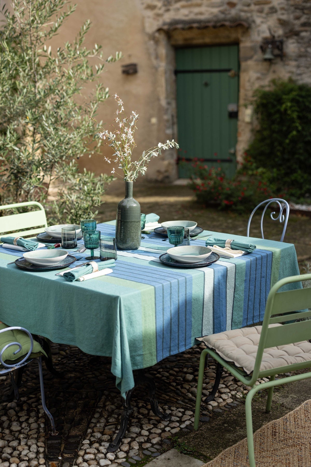 tovaglia riciclata yuna pavone, colore pavone, taglia 170 x 250. realizzata in 100% cotone riciclato, perfetta per un’arredamento tavola raffinato e duraturo