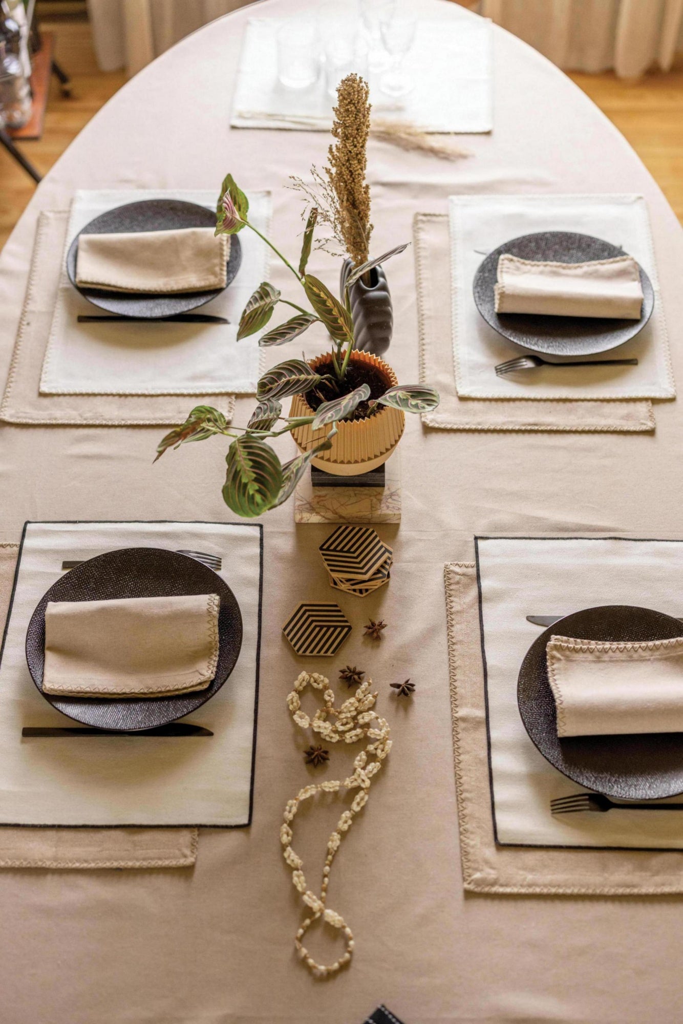 tovaglia riciclata delia naturale, colore naturale, taglia 170 x 300. elegante complemento per pranzi e cene speciali