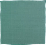 tovagliolo riciclato yuna pavone, colore pavone, taglia 50 x 50. tovagliolo piegato con cura su sfondo neutro, dettaglio tessuto e cuciture