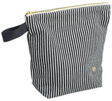 trousse de toilette basile caviale, colore caviale, taglia 23 x 28 x 10. vista frontale della trousse in cotone biologico, elegante e compatta