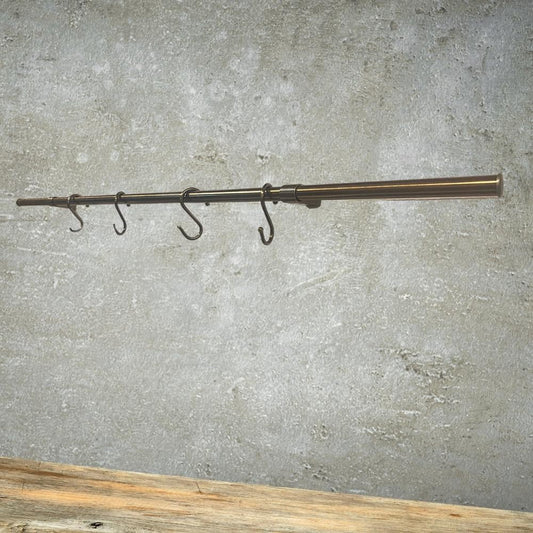 asta appendi mestoli kitottone90 4 ganci 90 cm ottone antico, utensili da cucina visti frontalmente