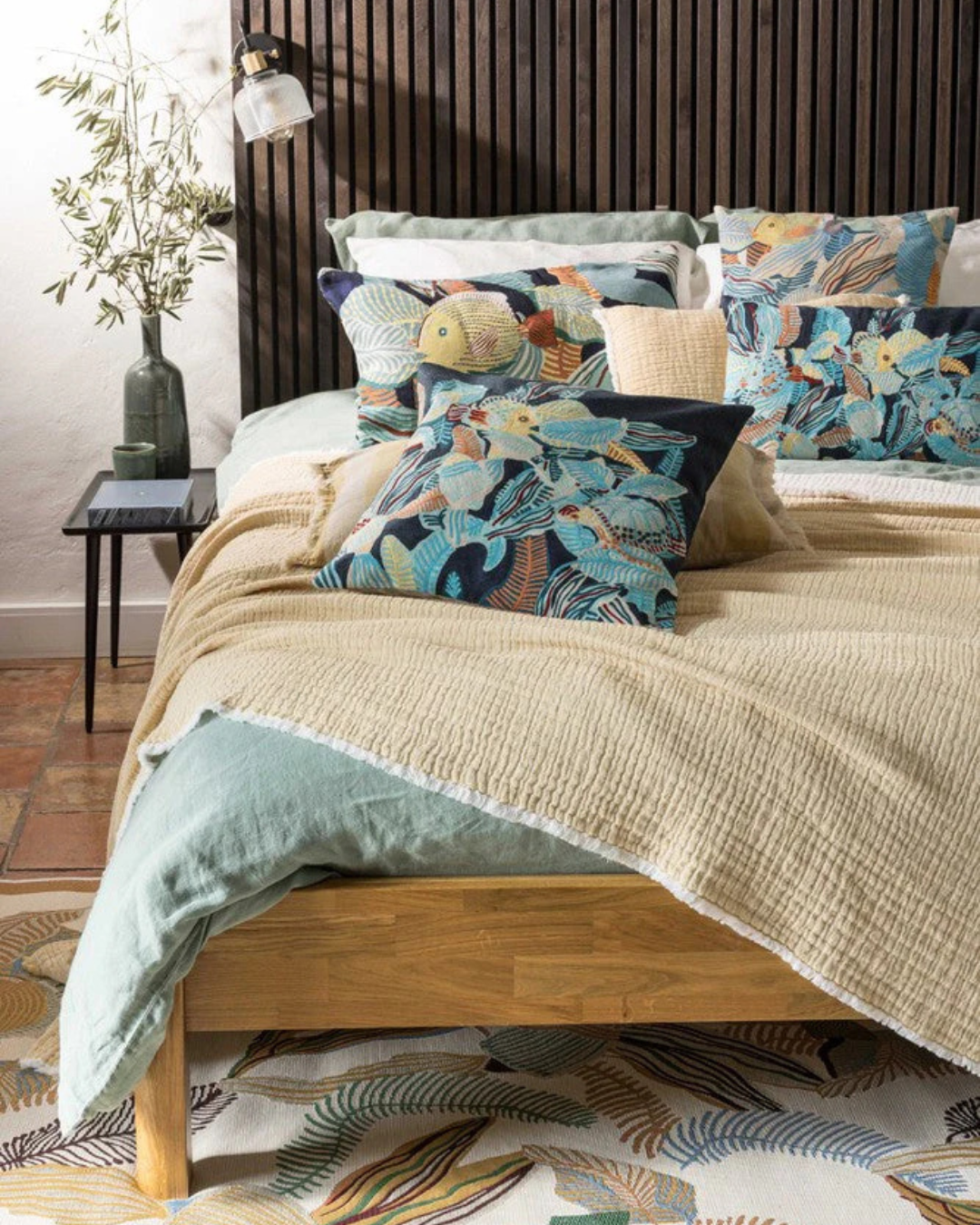 Letto con biancheria Collezione Dori: cuscini, lenzuola, copriletto e copripiumino. Foto Collezione
